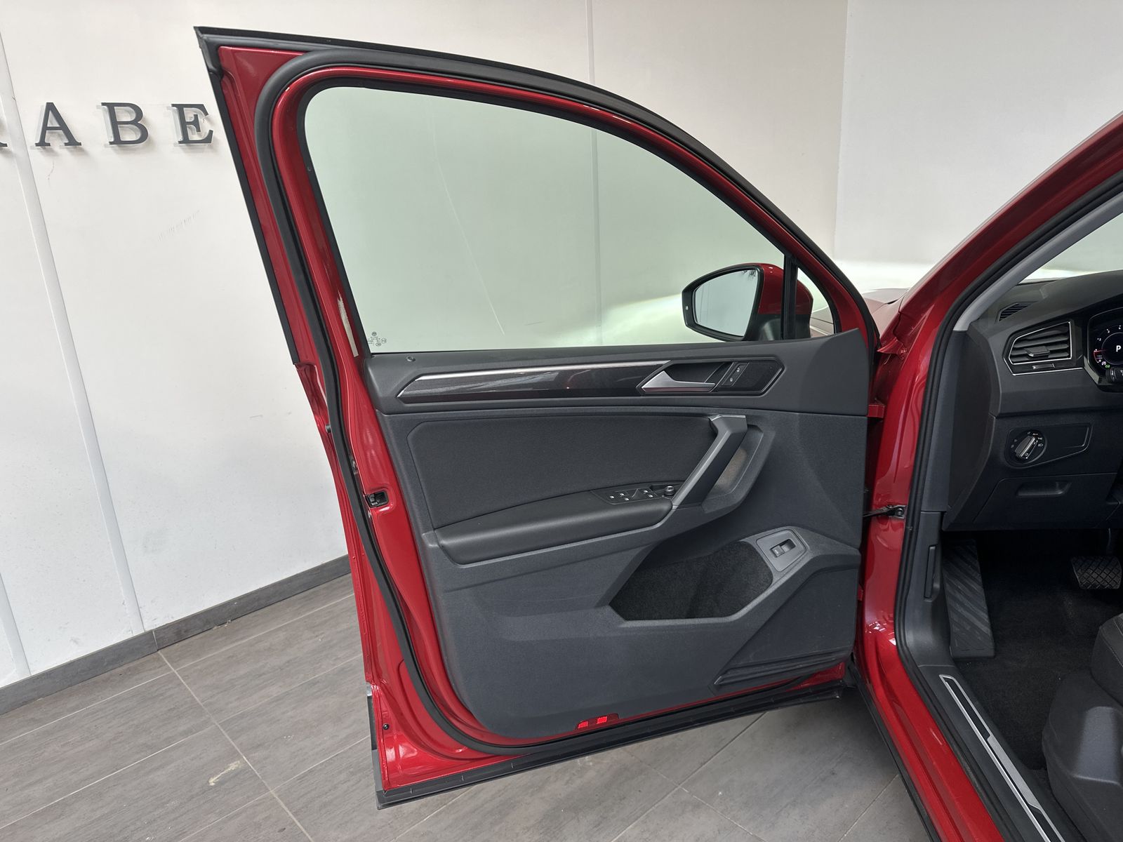 Fahrzeugabbildung Volkswagen Tiguan 1.5 TSI DSG Elegance NAV+MATRIX+ACC+AHK