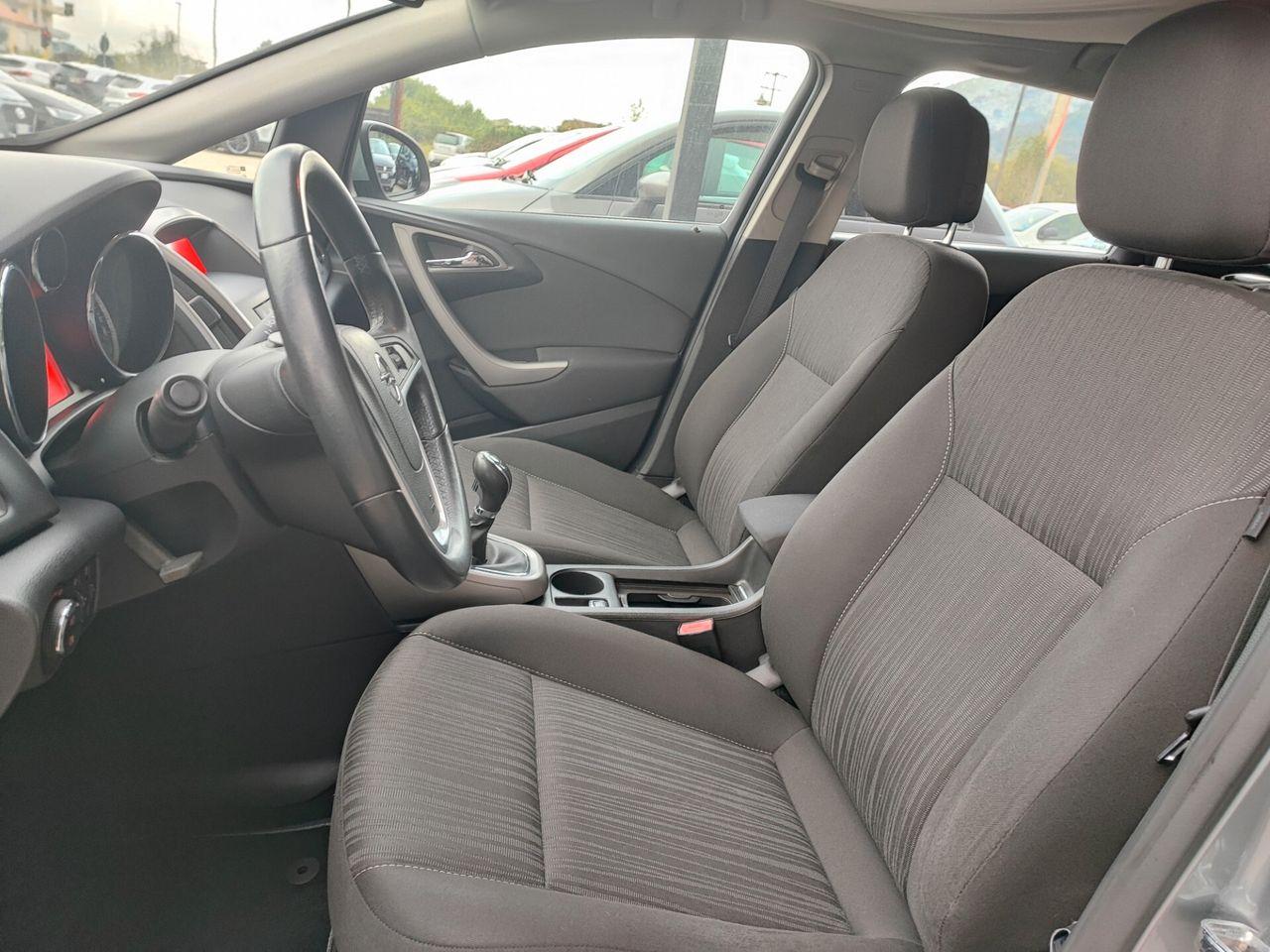 Opel Astra 2011 — photo 8