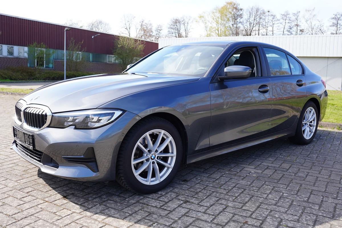 BMW 318 i Aut. - Navi-Leder-LED-CarPlay-ACC-Kamera