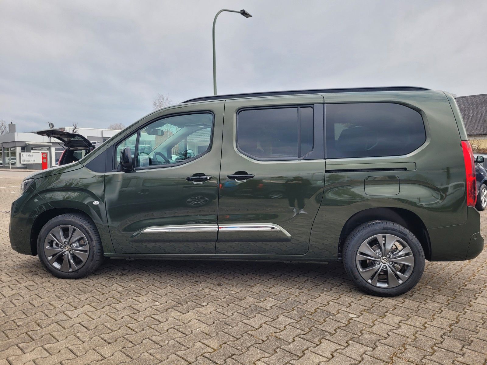 Toyota PROACE CITY Verso 1,5 D-4D Lounge L2 7-Sitzer imagem 2