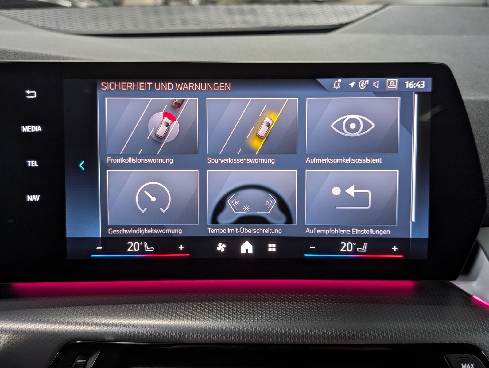 Fahrzeugabbildung BMW 218 Active Tourer  M Sport SHADOW PANO AHK LEDER