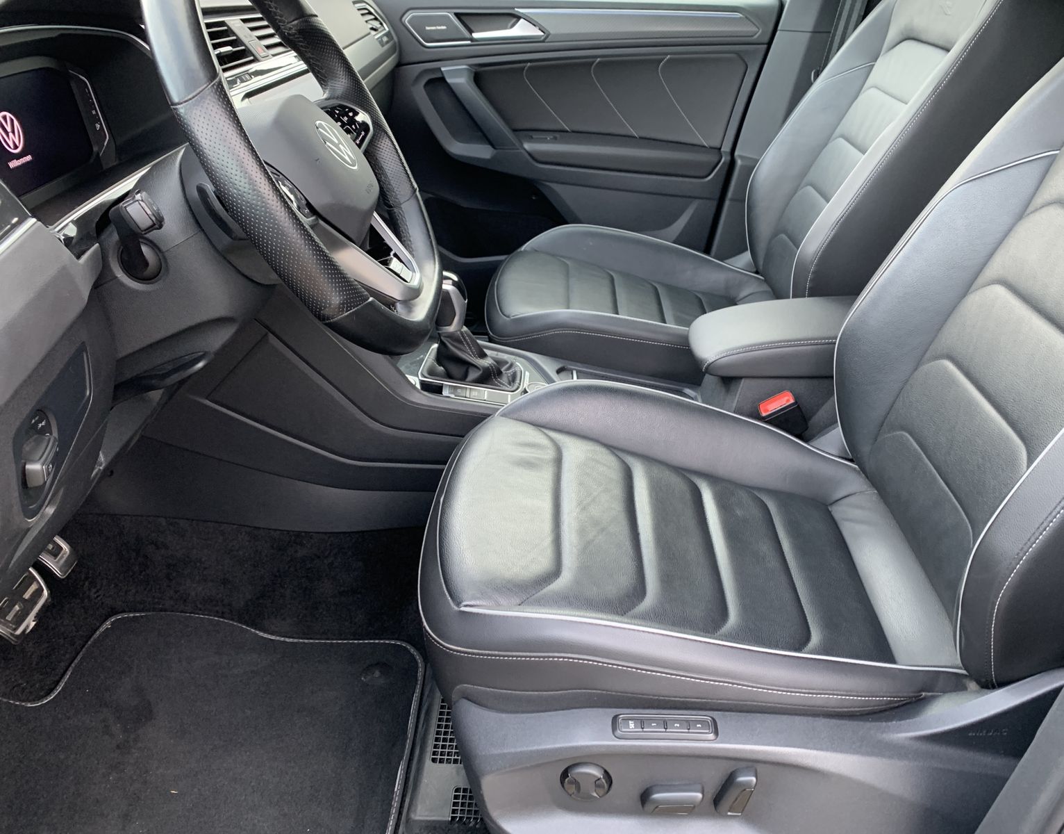 Fahrzeugabbildung Volkswagen Tiguan 2.0 TDI*R-Line*4Motion*Leder*AHK*Cam*Navi