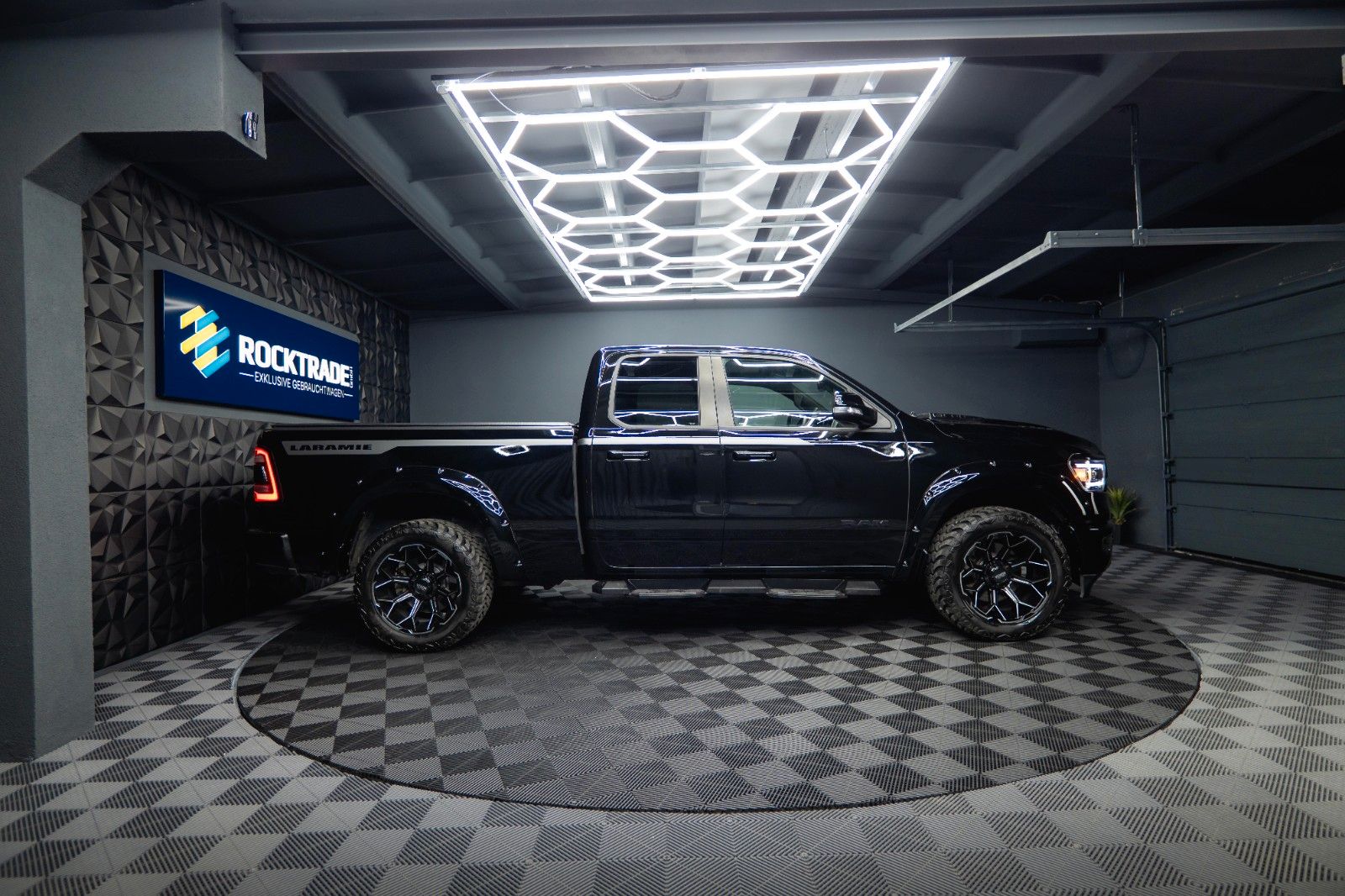 Fahrzeugabbildung Dodge RAM 5.7 V8 HEMI 4x4 Night LARAMIE LONGBED 19%