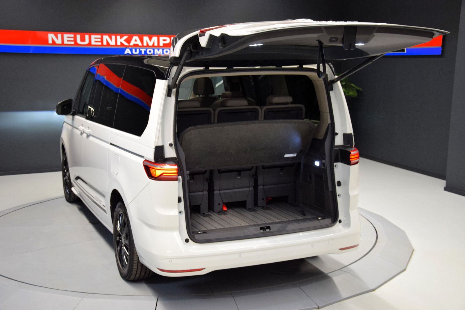 Fahrzeugabbildung Volkswagen T7 Multivan Edition lang Pano StandH. HeadUp ACC