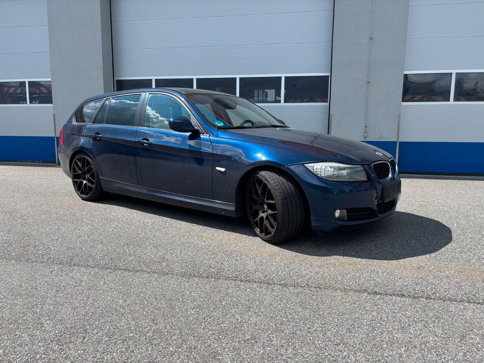 BMW 320 2011 — вигляд ззаду