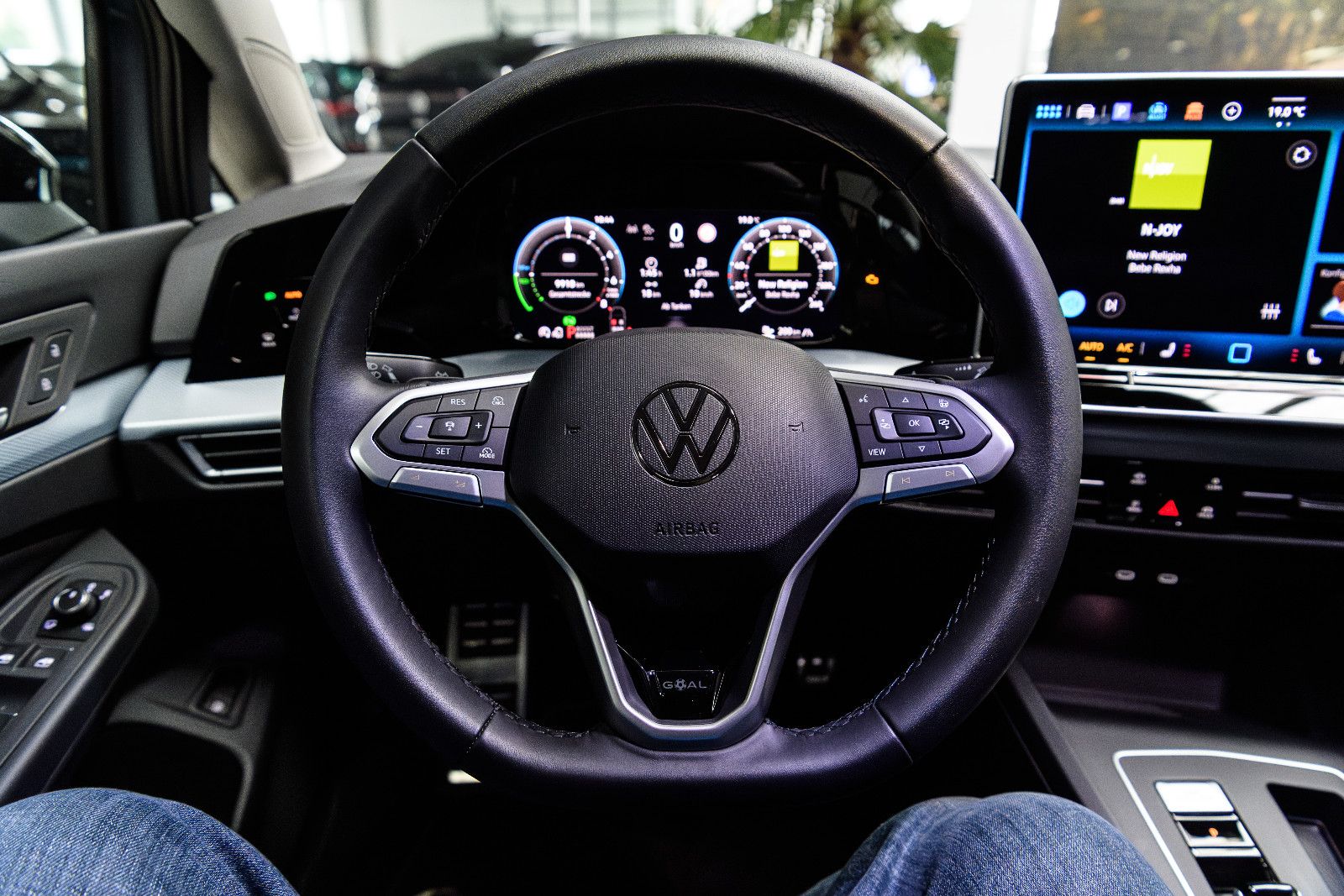 Fahrzeugabbildung Volkswagen Golf VIII Goal 1.5 TSI eHybrid LED+KAMERA+5J.GAR