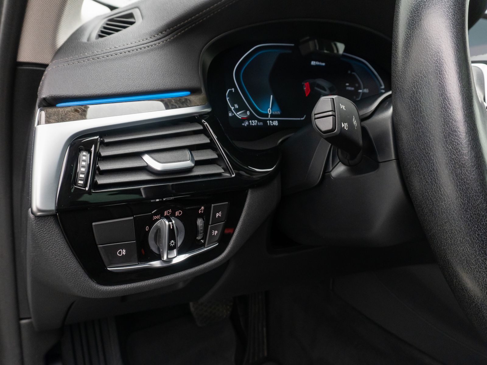Fahrzeugabbildung BMW 530e xD LuxuryLine Panorama Laser Kamera HUD H/K