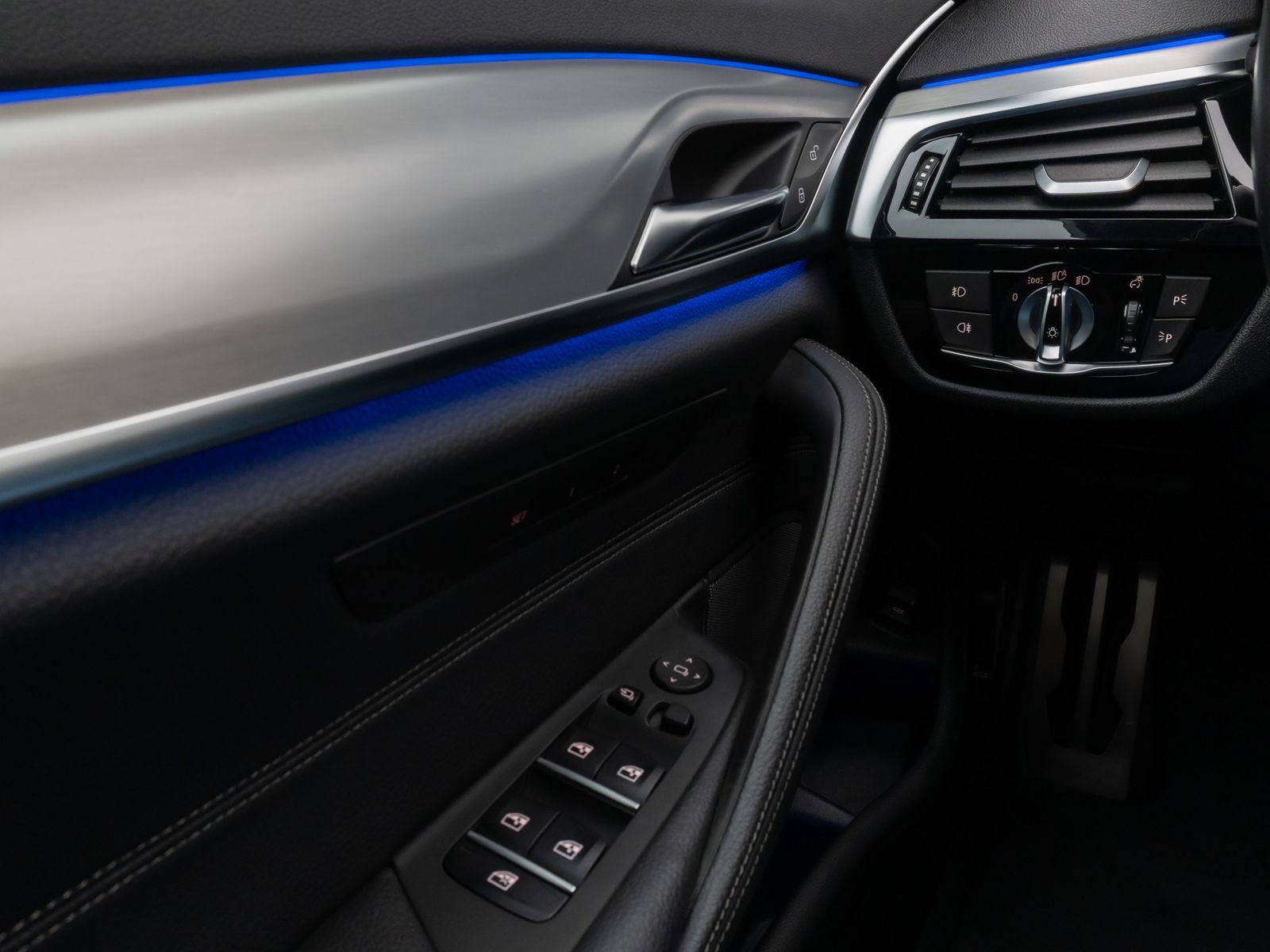 Fahrzeugabbildung BMW 530d xD M Sport Panorama Kamera HUD H/K Komfort