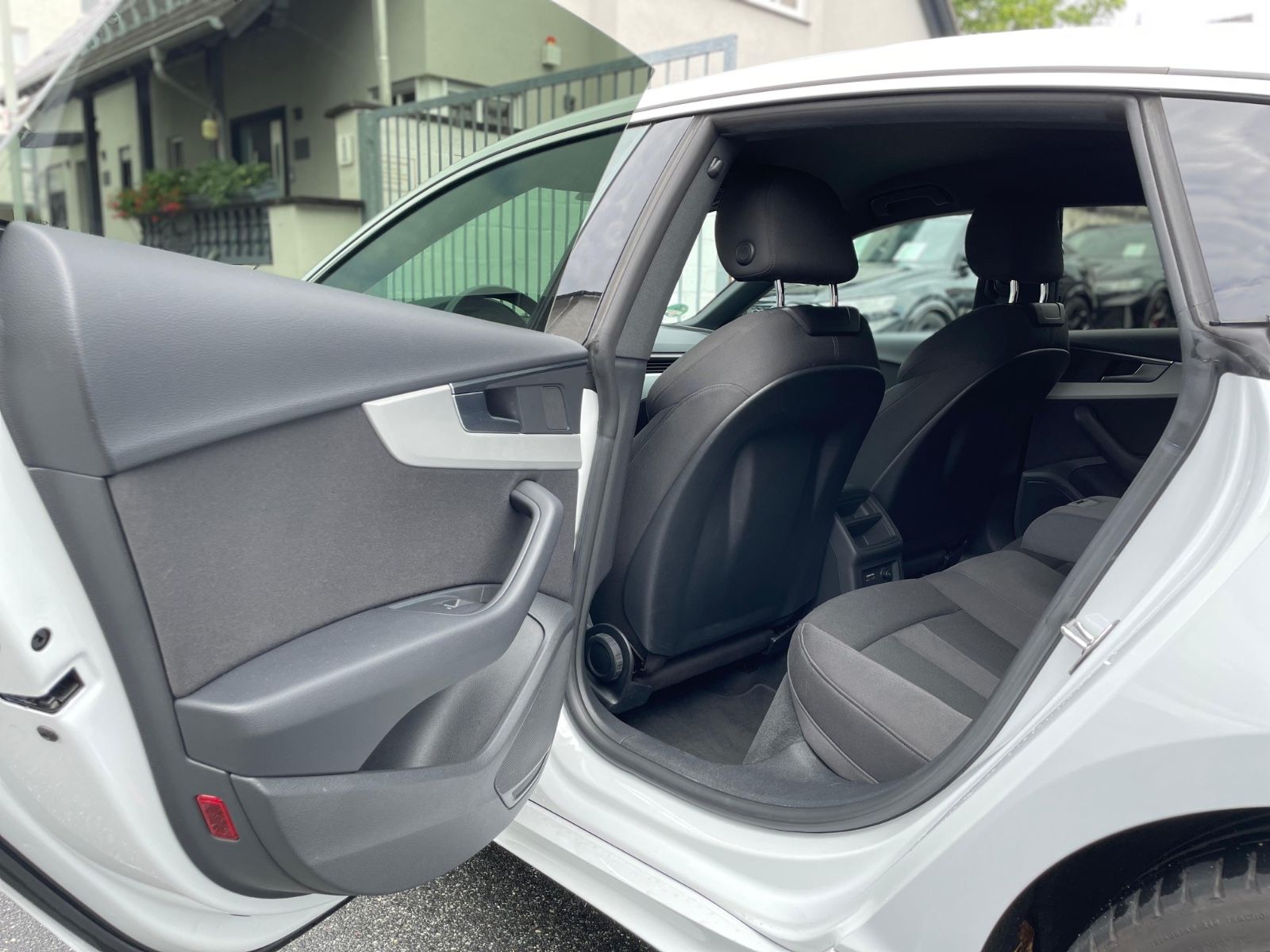 Fahrzeugabbildung Audi A5 Sportback 35 TDI S-Line|DAB|PDC|Navi|Business