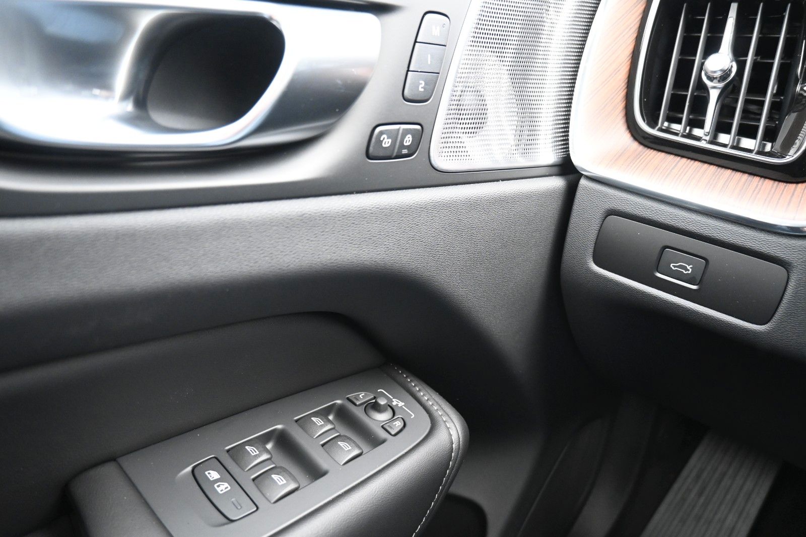 Fahrzeugabbildung Volvo XC60 B4D AWD Ultimate Dark*STDHZG*B&W*LUFT*ACC