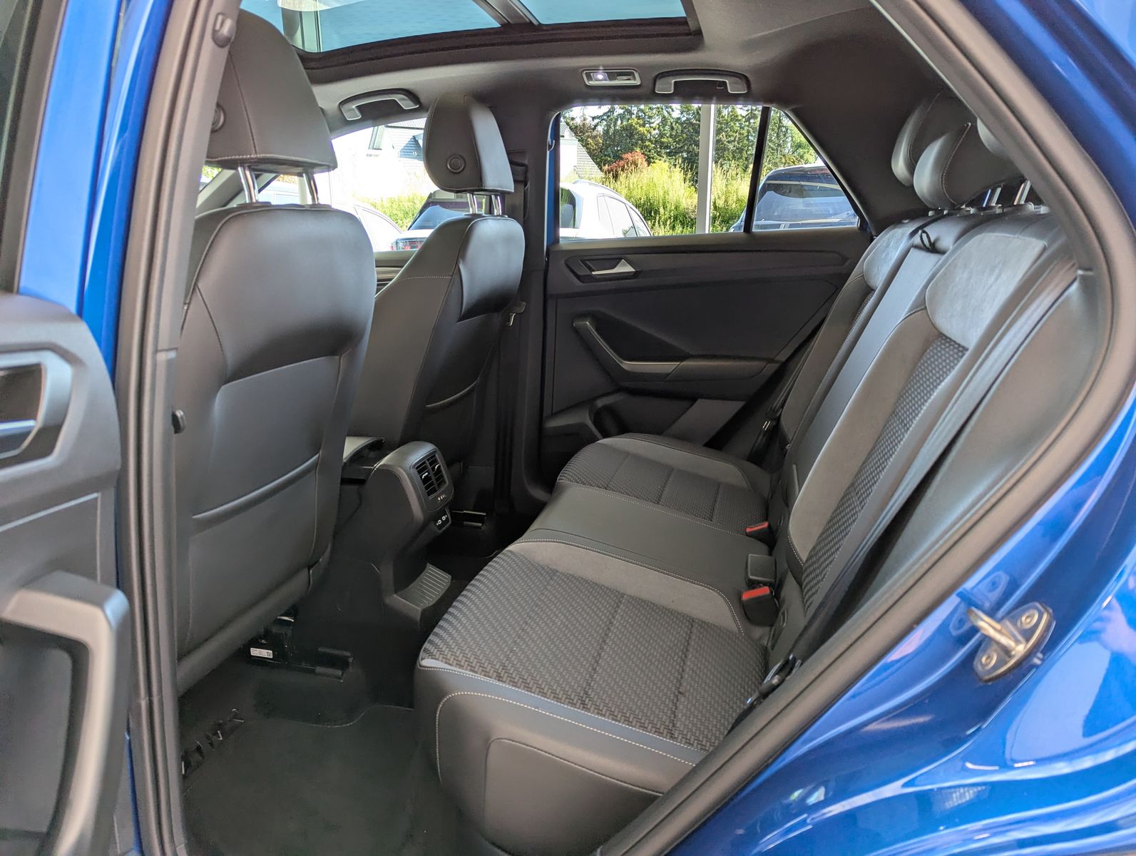 Fahrzeugabbildung Volkswagen T-Roc 1.5 TSI DSG 2x R-Line Sport Pano AID LED