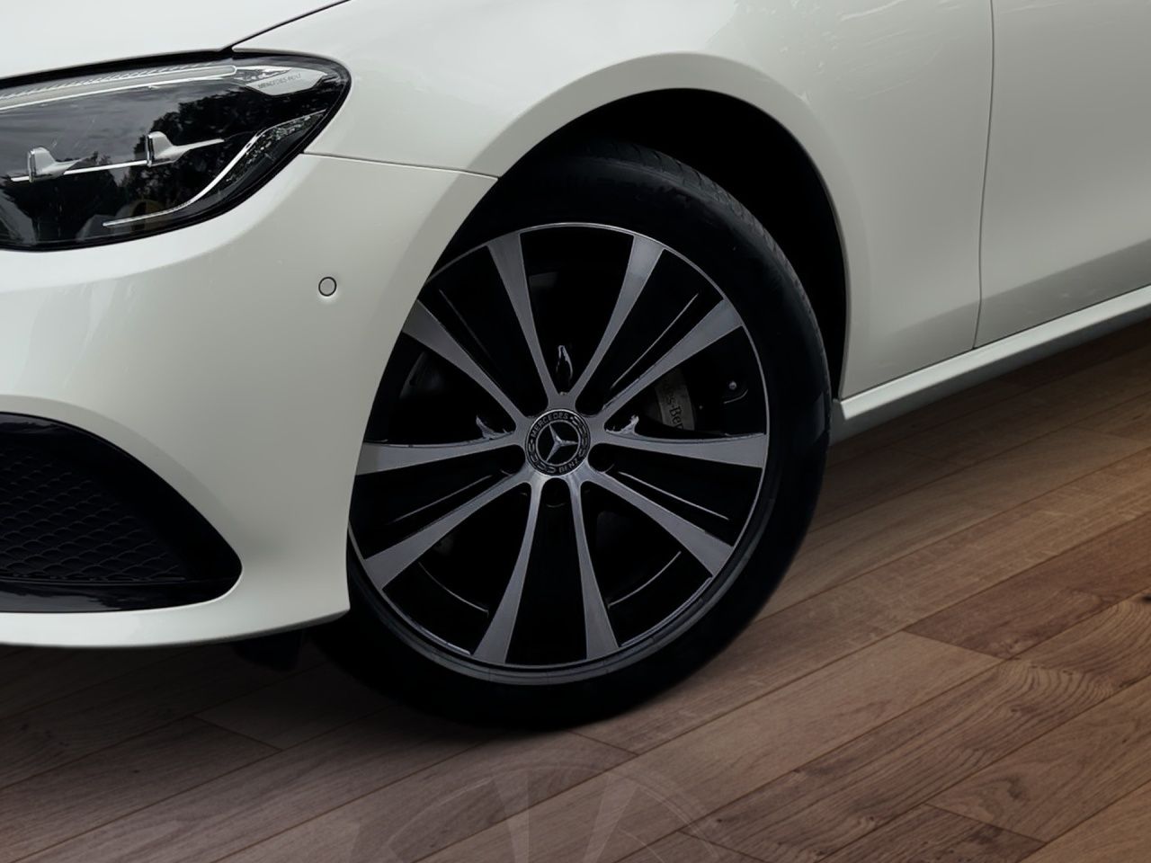 Fahrzeugabbildung Mercedes-Benz E 300 de 4M T NIGHT+AHK+PANO+360°+EASYPACK+