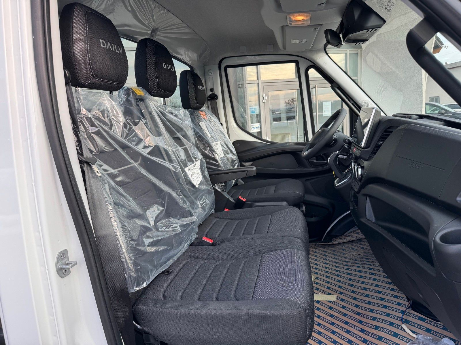 Fahrzeugabbildung Iveco Daily 35S14 HA8 Fahrgestell *R3.450mm*AHK*Luft*