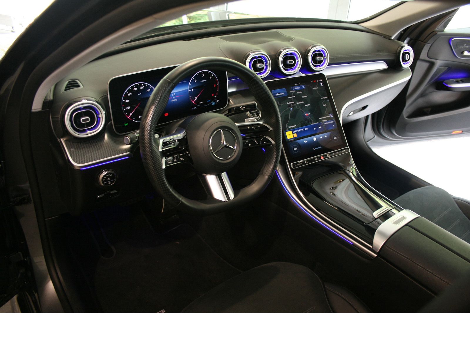 Fahrzeugabbildung Mercedes-Benz C 200 d AMG Plus *Panorama-Schiebedach *Memory