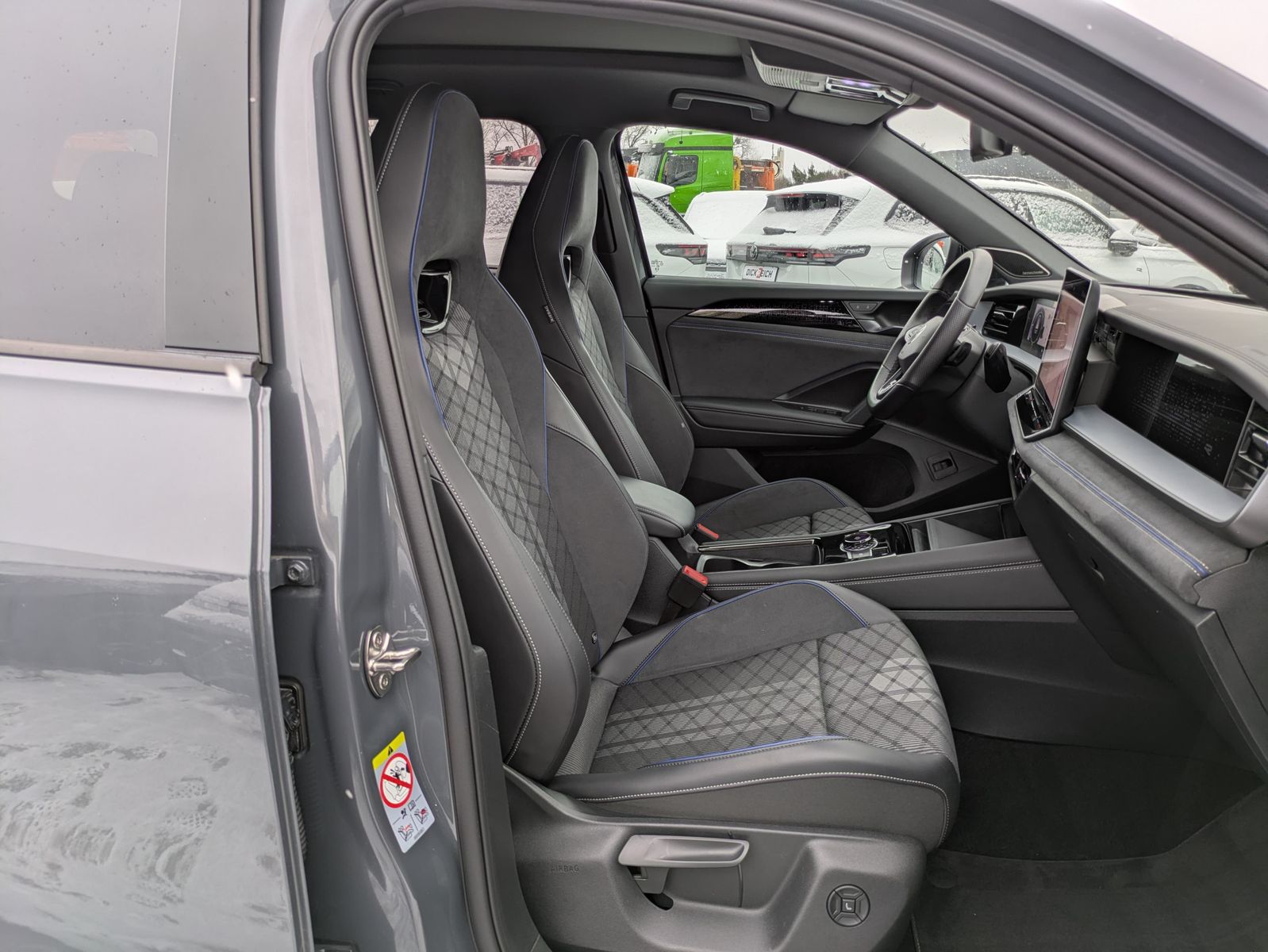 Fahrzeugabbildung Volkswagen Tayron 2.0 TDI 4M R-Line BLACK*7Si*MATRIX*PANO