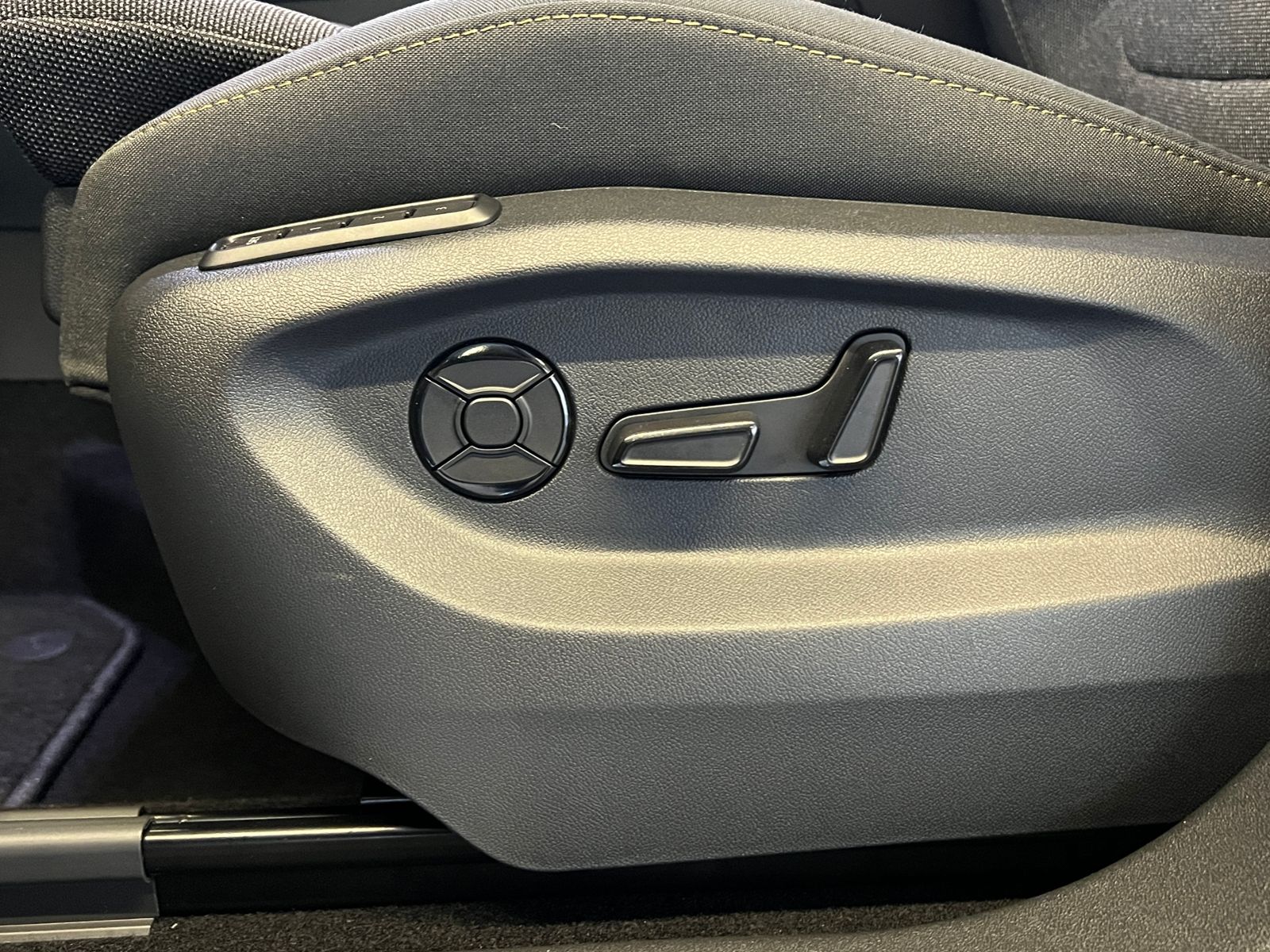 Fahrzeugabbildung SKODA Kodiaq Selection 2.0 TDI DSG *AHK,KESSY,19"-Felg