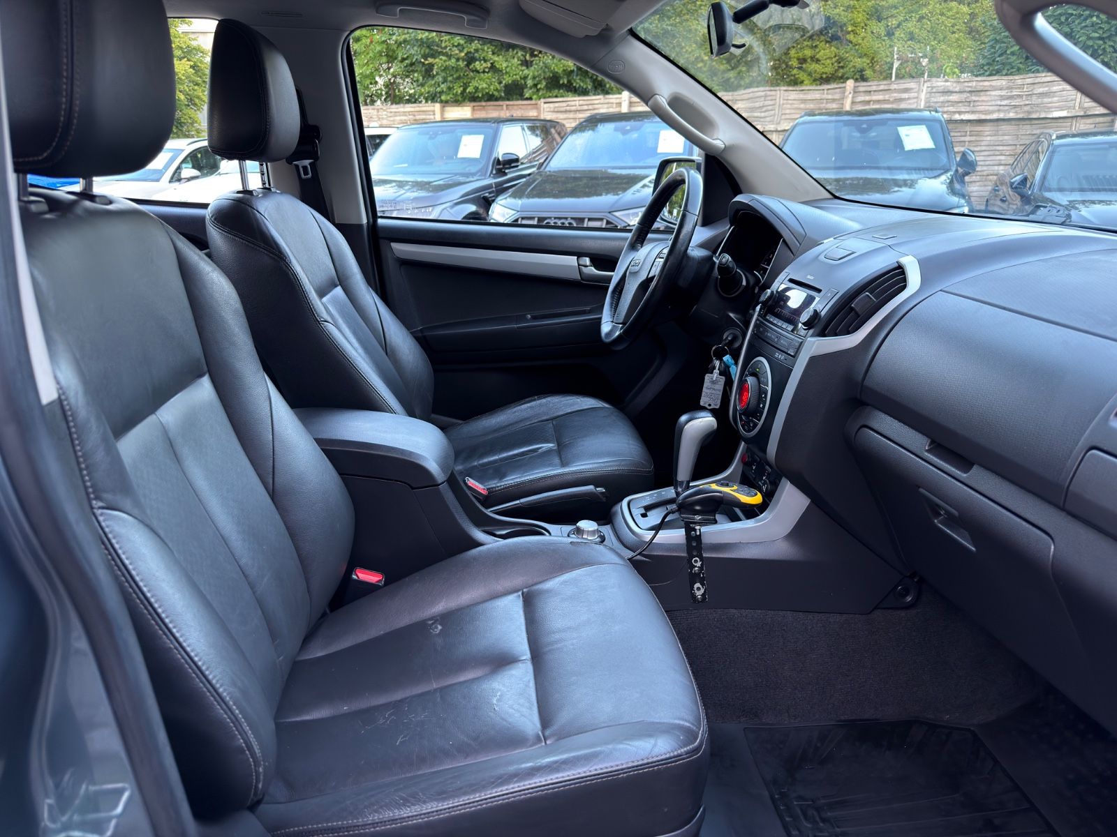 Fahrzeugabbildung Isuzu D-Max Double Cab 4WD Premium|SCHNEEPFLUG|AUTOMAT