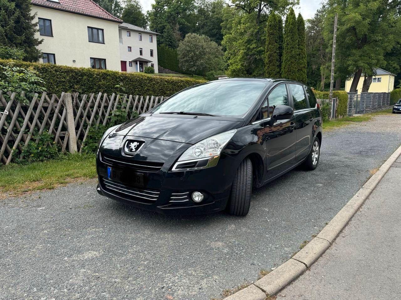 Peugeot e-5008