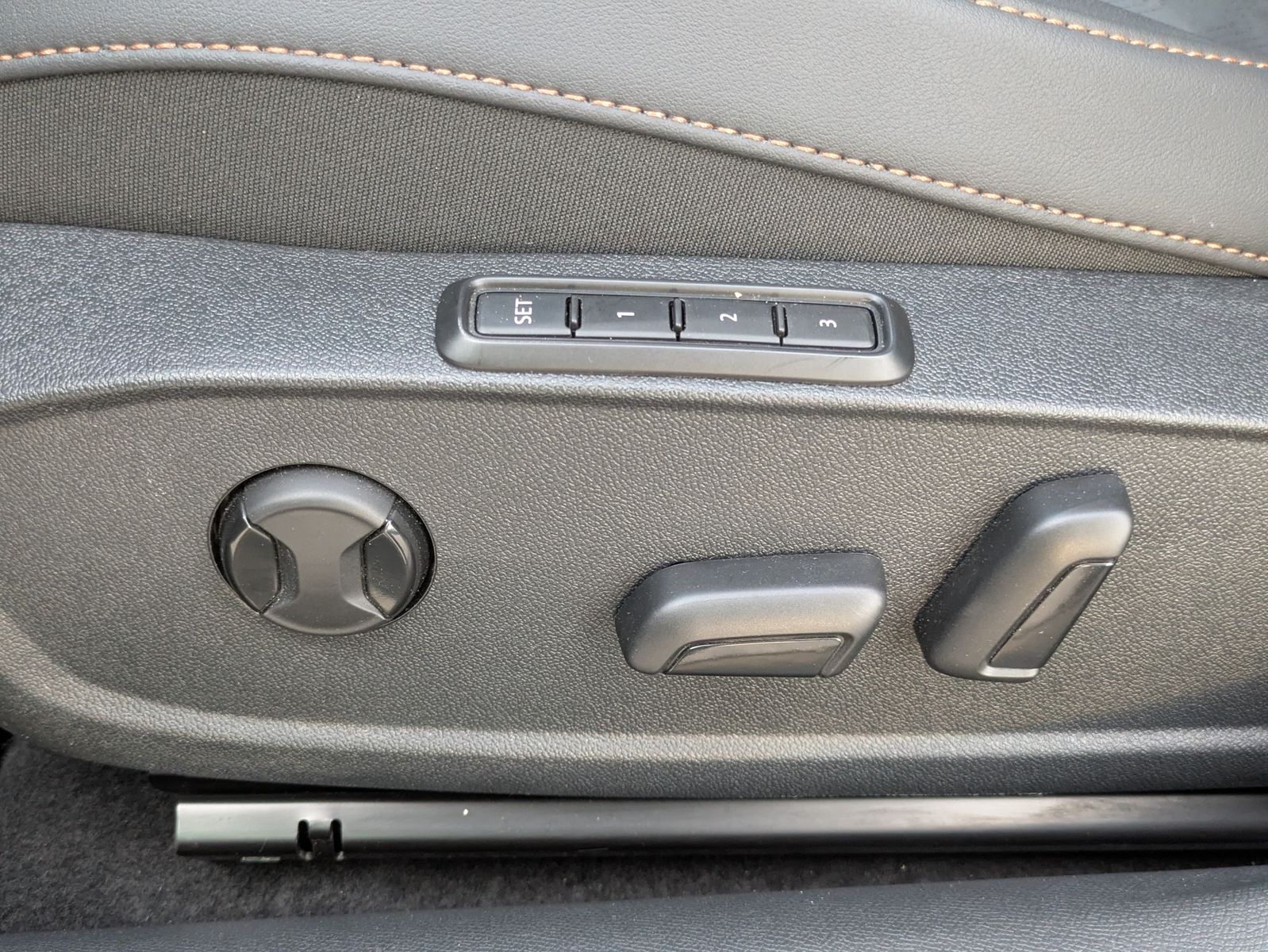 Fahrzeugabbildung CUPRA Leon 1.5 eTSI EDGE DSG*ACC*KAM*18"5JGARANTIE