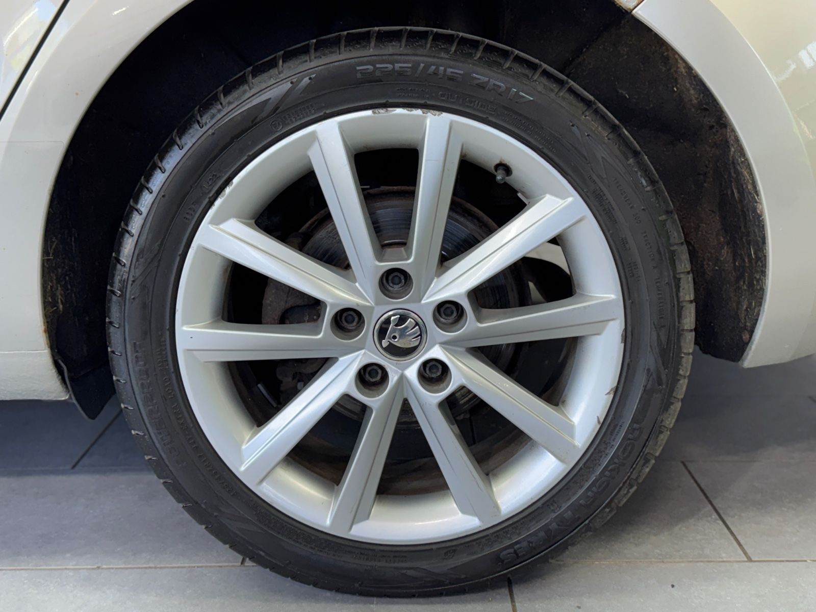 Fahrzeugabbildung SKODA Octavia Combi Elegance 4x4|NAVI|XENON|AHK|