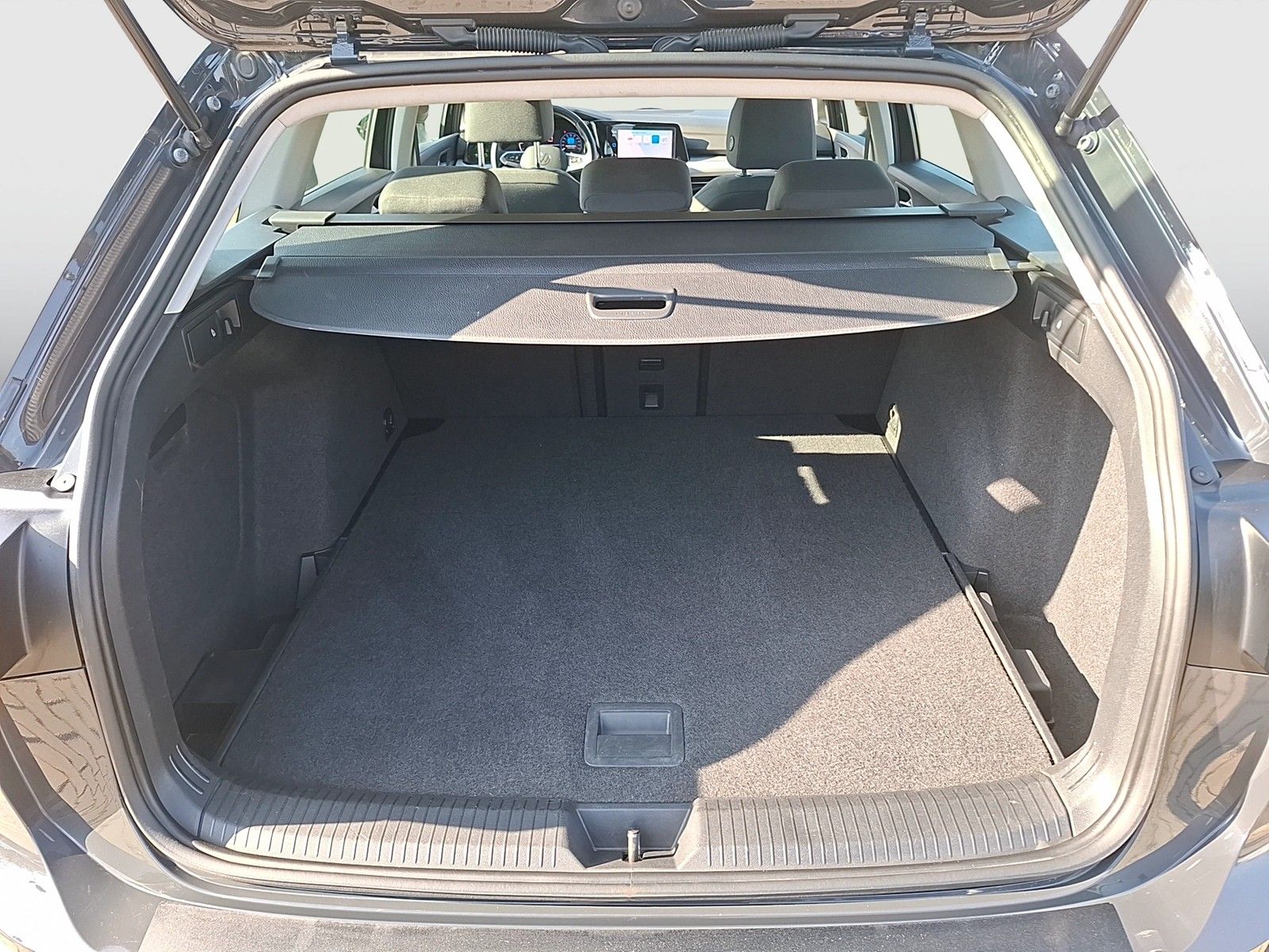 Fahrzeugabbildung Volkswagen Golf VIII Variant TDI Life DSG Standhzg LED Navi