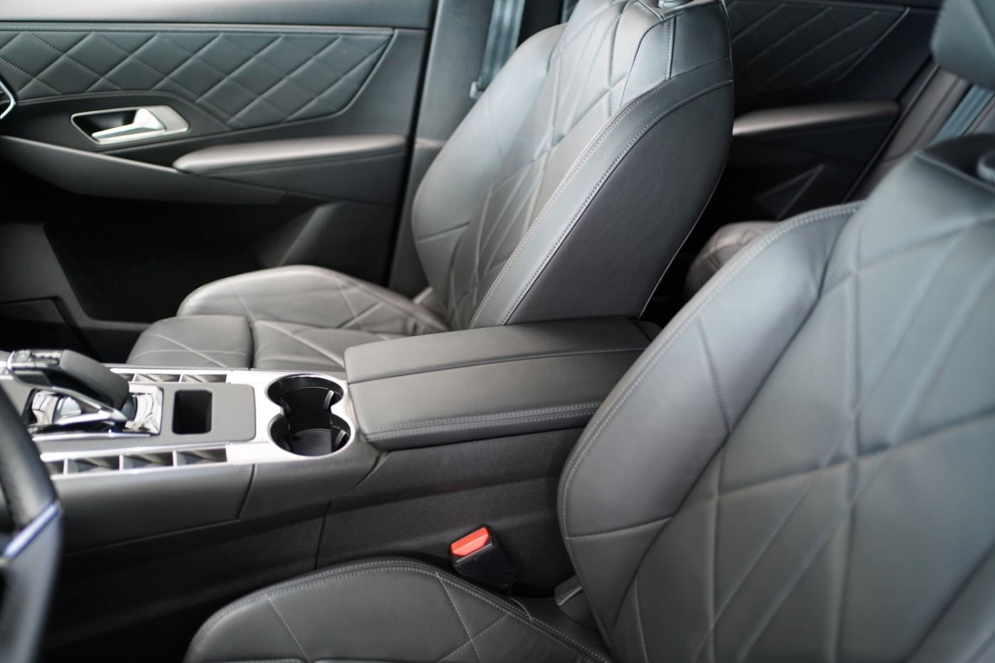 Fahrzeugabbildung DS Automobiles DS7 Crossback E-Tense 4x4 300 Ligne Noire