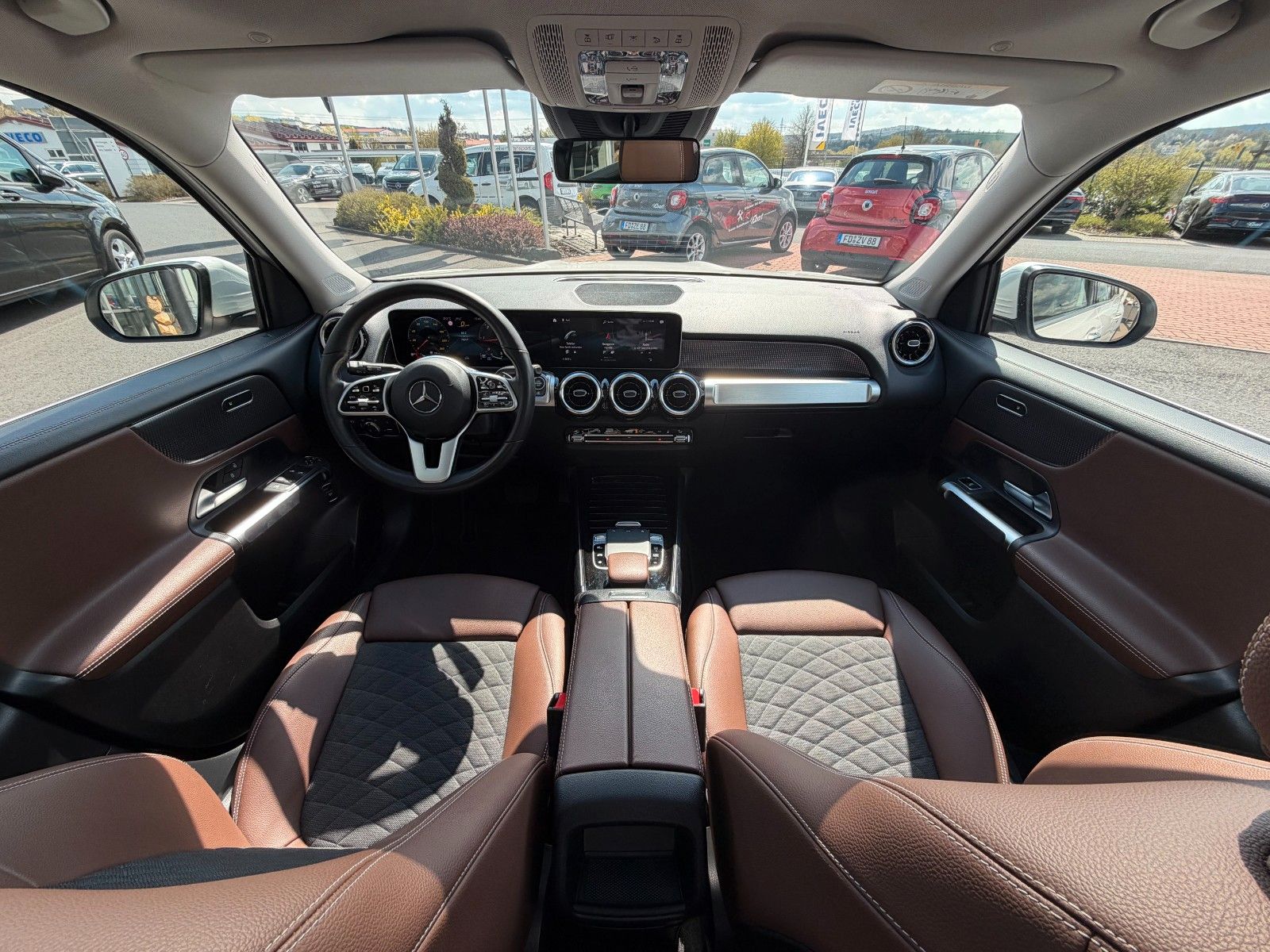 Fahrzeugabbildung Mercedes-Benz GLB 200d 4M 7Sitzer+StandH+Pano+Distr+AHK+360+