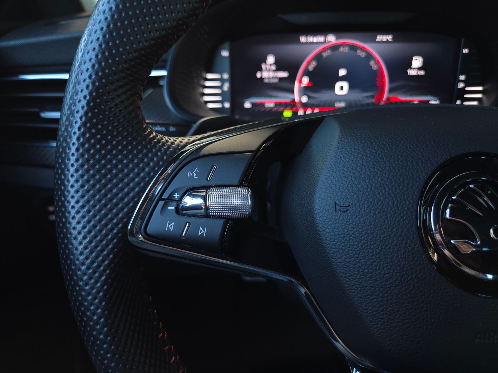Fahrzeugabbildung SKODA KAMIQ  Monte Carlo PANO LED NAVI ALU