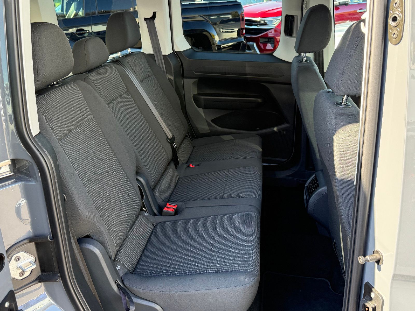 Fahrzeugabbildung Volkswagen Caddy TSI 7-Sitzer GRA AHK DAB Navi Kamera