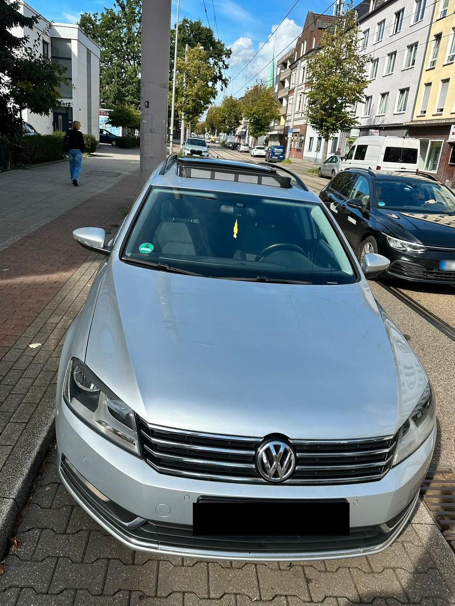 Volkswagen Passat 2011 — rear view
