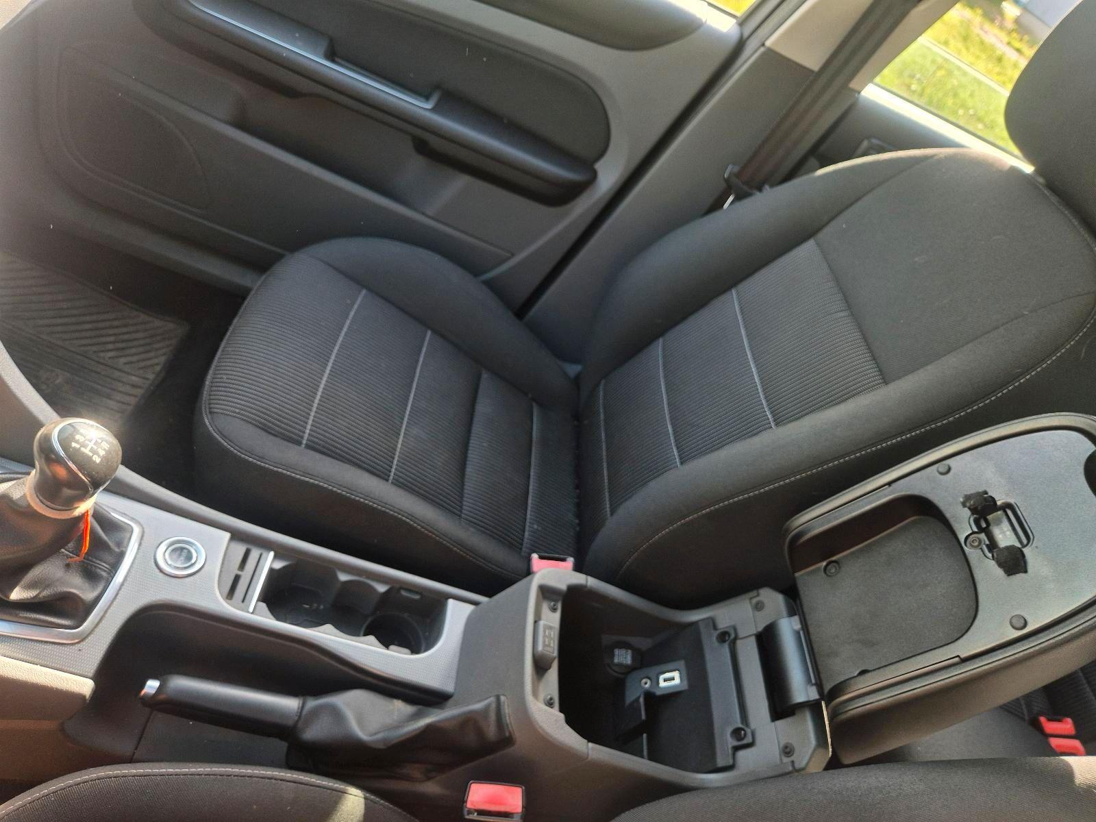 Ford Focus 2011 — photo 8