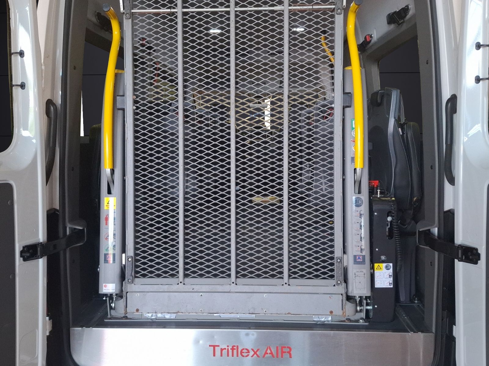 Fahrzeugabbildung Volkswagen Crafter Kombi 35 MR DSG 4Mo.8-Si Rollstuhlrampe