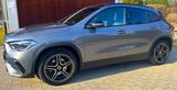 Mercedes-Benz GLA 200 DCT - AMG Line, Pano, AHK, LED, 360° - Mercedes-Benz GLA 200 mit Benzin-Antrieb: Grau, Schiebedach