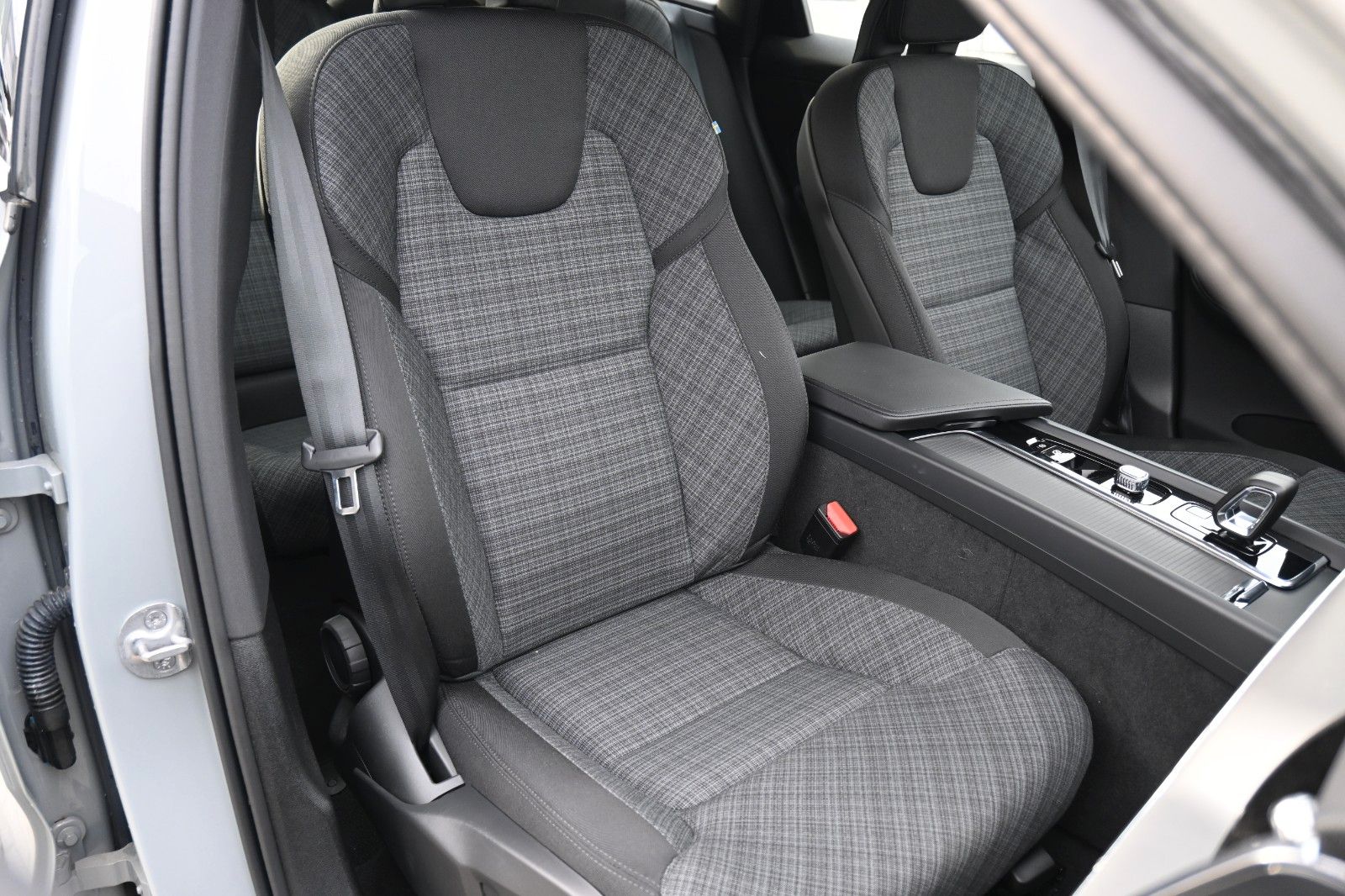 Fahrzeugabbildung Volvo XC60 B4D FWD Core*RFK*Qi*el.Heckkl*GoogleMaps