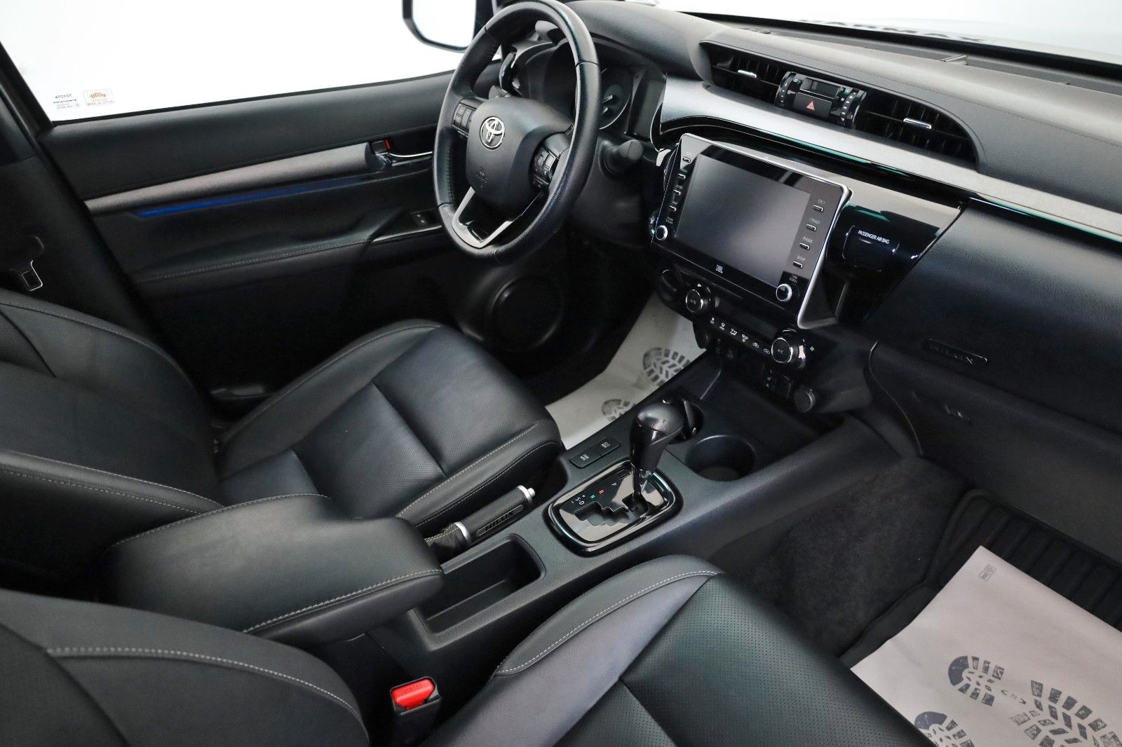 Fahrzeugabbildung Toyota Hilux 2.8 D-4D Invincible,4x4,ACC,Rollbügel, AHK