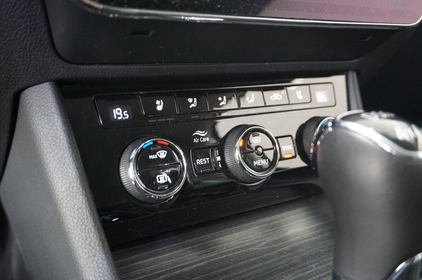Fahrzeugabbildung SKODA Superb Combi 2.0D PREMIUM 4X4 NAVI/LED/360°/AHK