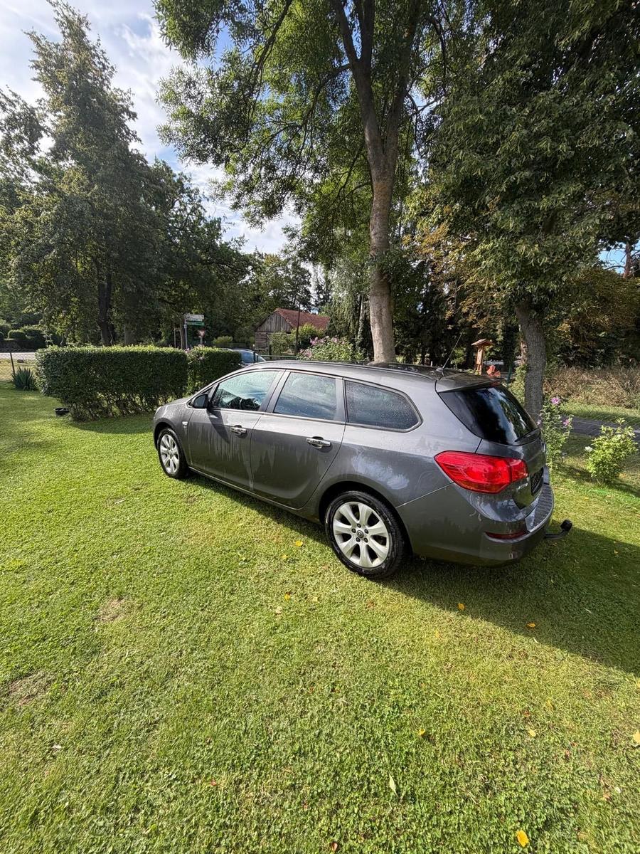 Opel Astra 2012 — photo 8
