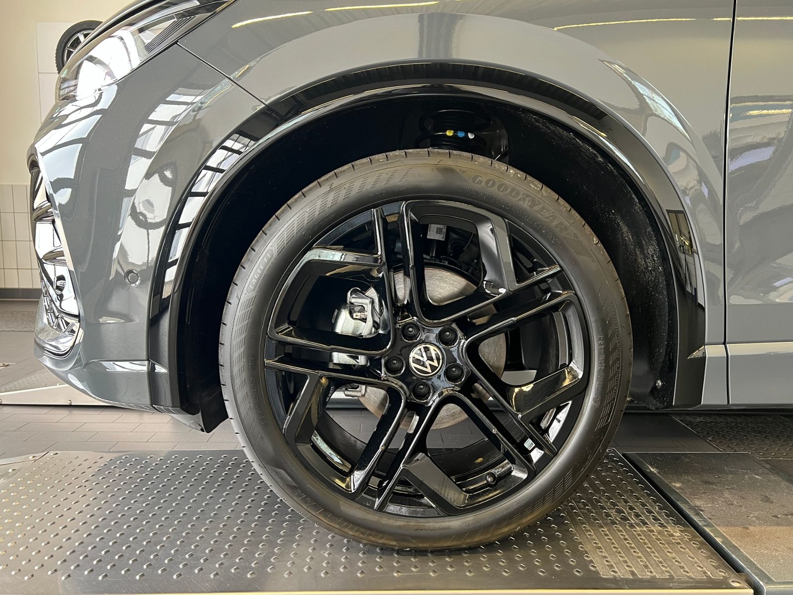 Fahrzeugabbildung Volkswagen Tiguan R-Line 1.5 eTSI DSG *AHK, IQ.Light, DCC,