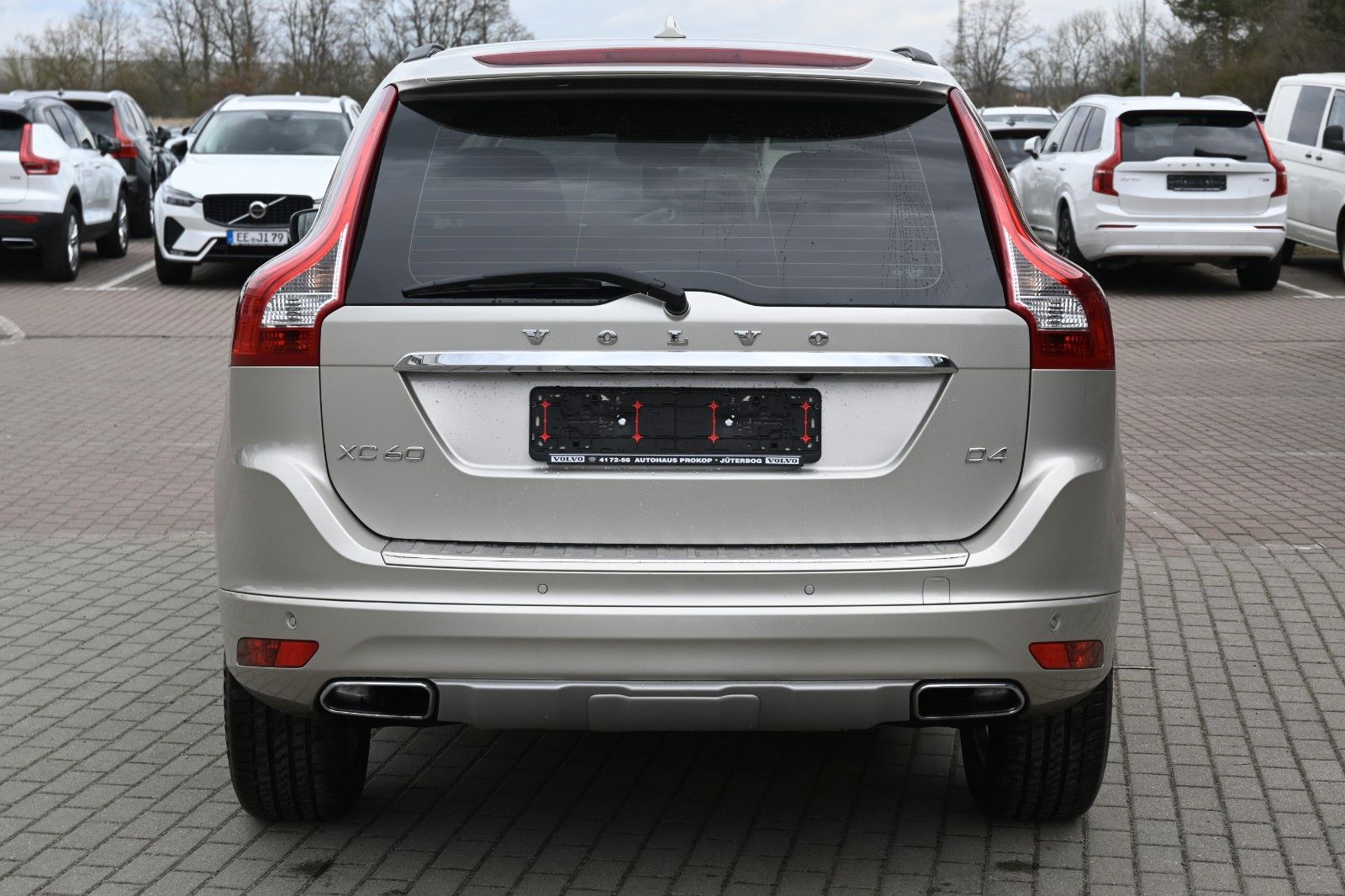 Fahrzeugabbildung Volvo XC60 D4 Momentum*BLIS*STHZ*PANO*BiXenon*CAM*DAB
