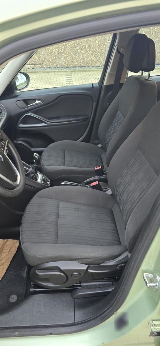 Opel Zafira 2012 — engine 140 HP (103kW)