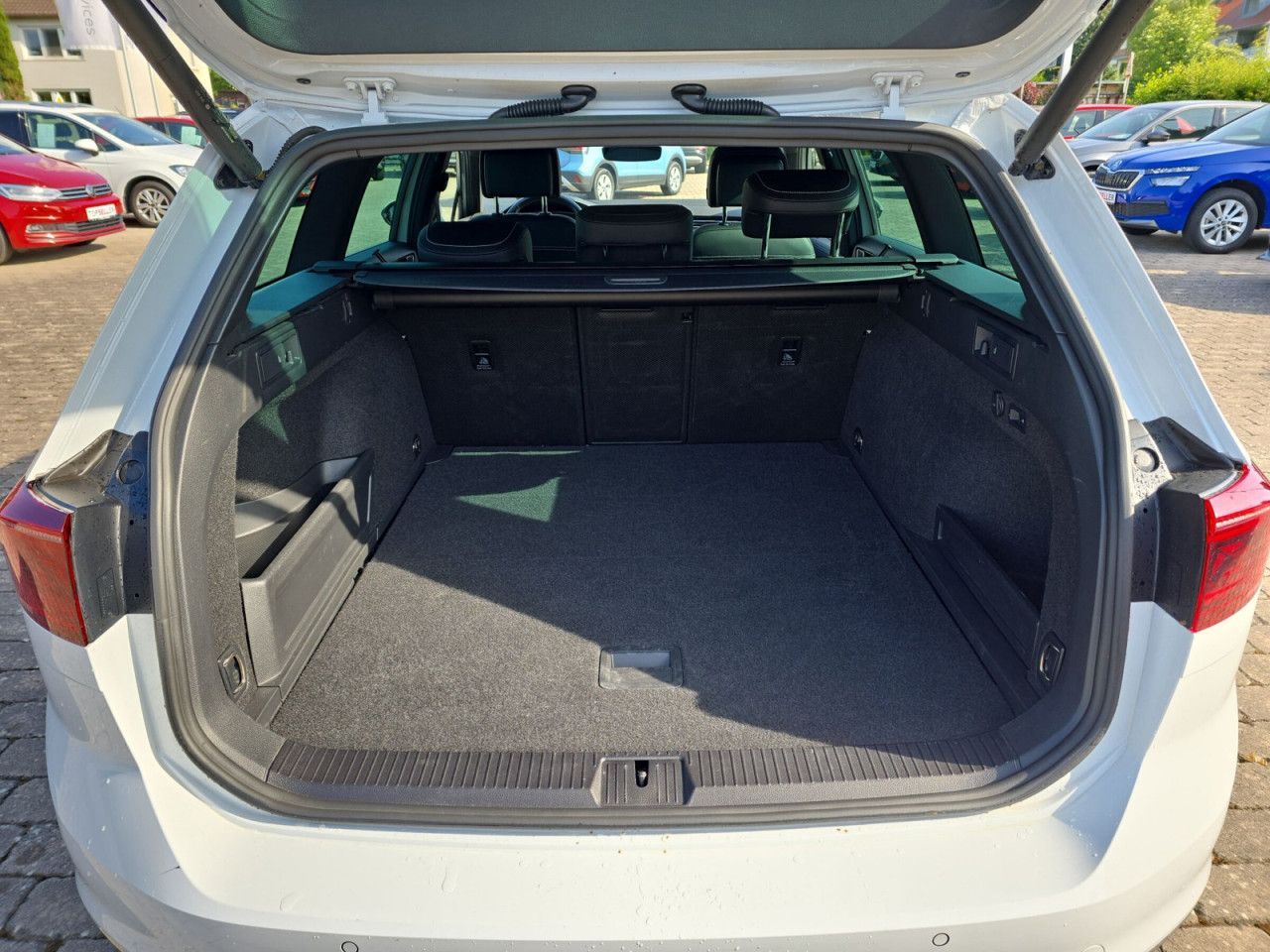 Fahrzeugabbildung Volkswagen Passat Variant Elegance 2.0 TDI SCR 110 kW