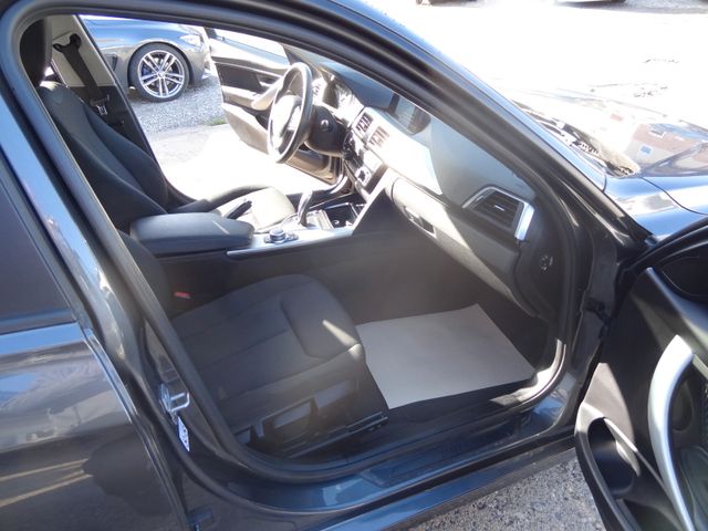 Fahrzeugabbildung BMW 320i Kombi/Pano/2.Hd/Navi/AHK/LED/PDC/