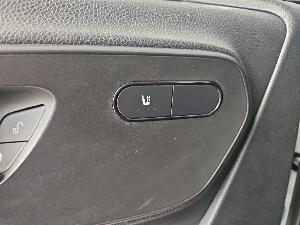 Fahrzeugabbildung Mercedes-Benz Sprinter 317 Kombi L2H2 Mobility Rollstuhl Lift