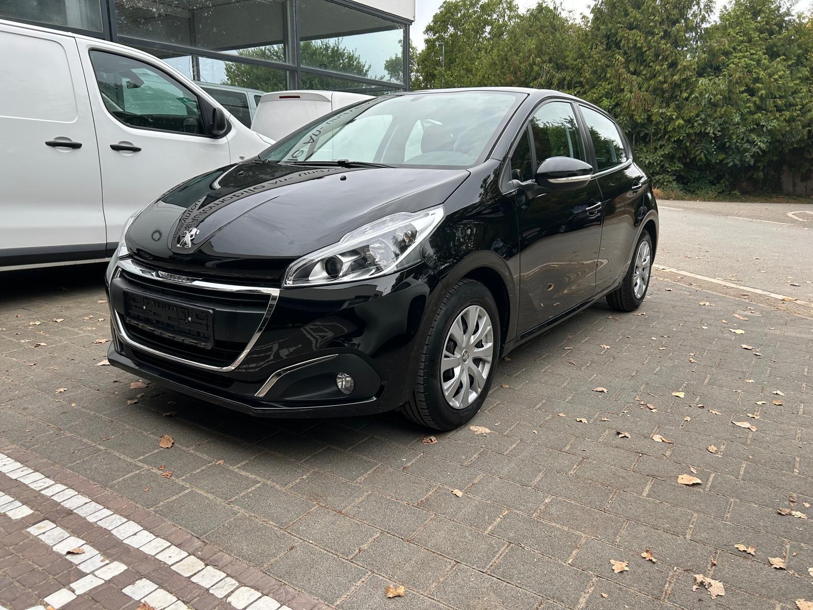 Peugeot 208 PureTech 82 Allure 1. Hand