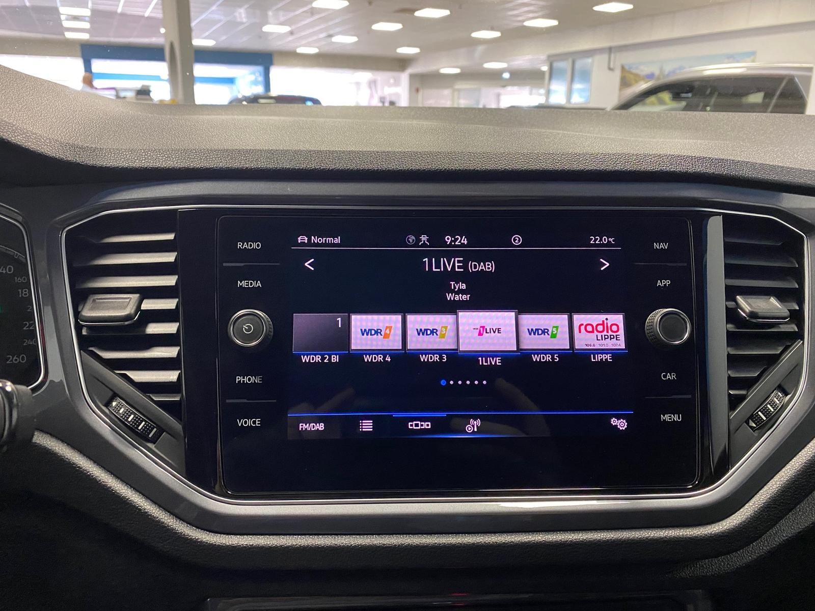 Fahrzeugabbildung Volkswagen T-Roc 1.5 TSI DSG SPORT R-LINE+ACC+AHK+ALLWETTER