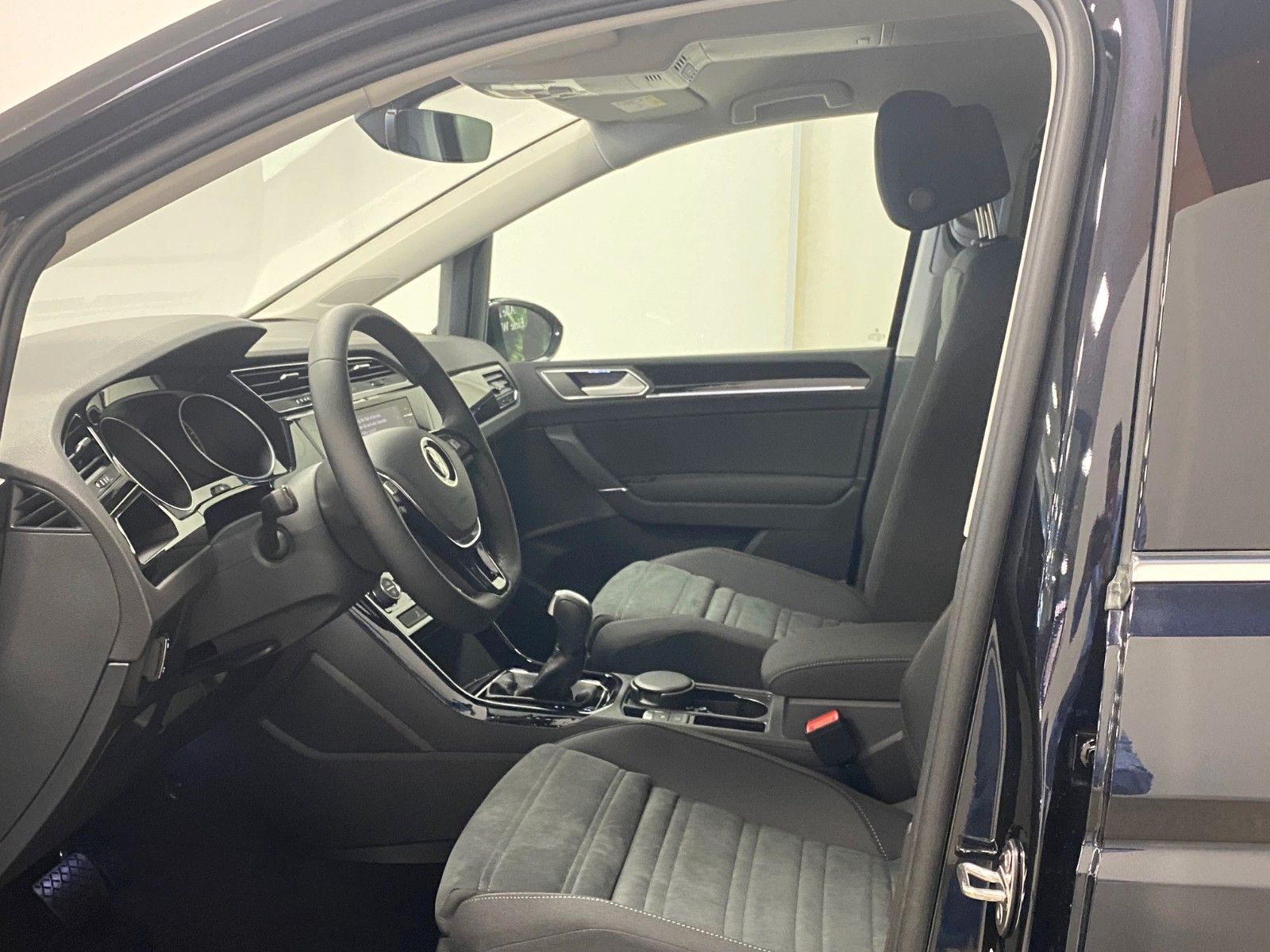 Fahrzeugabbildung Volkswagen Touran 1.5 TSI OPF DSG Highline R-Line+NAVI+LED+