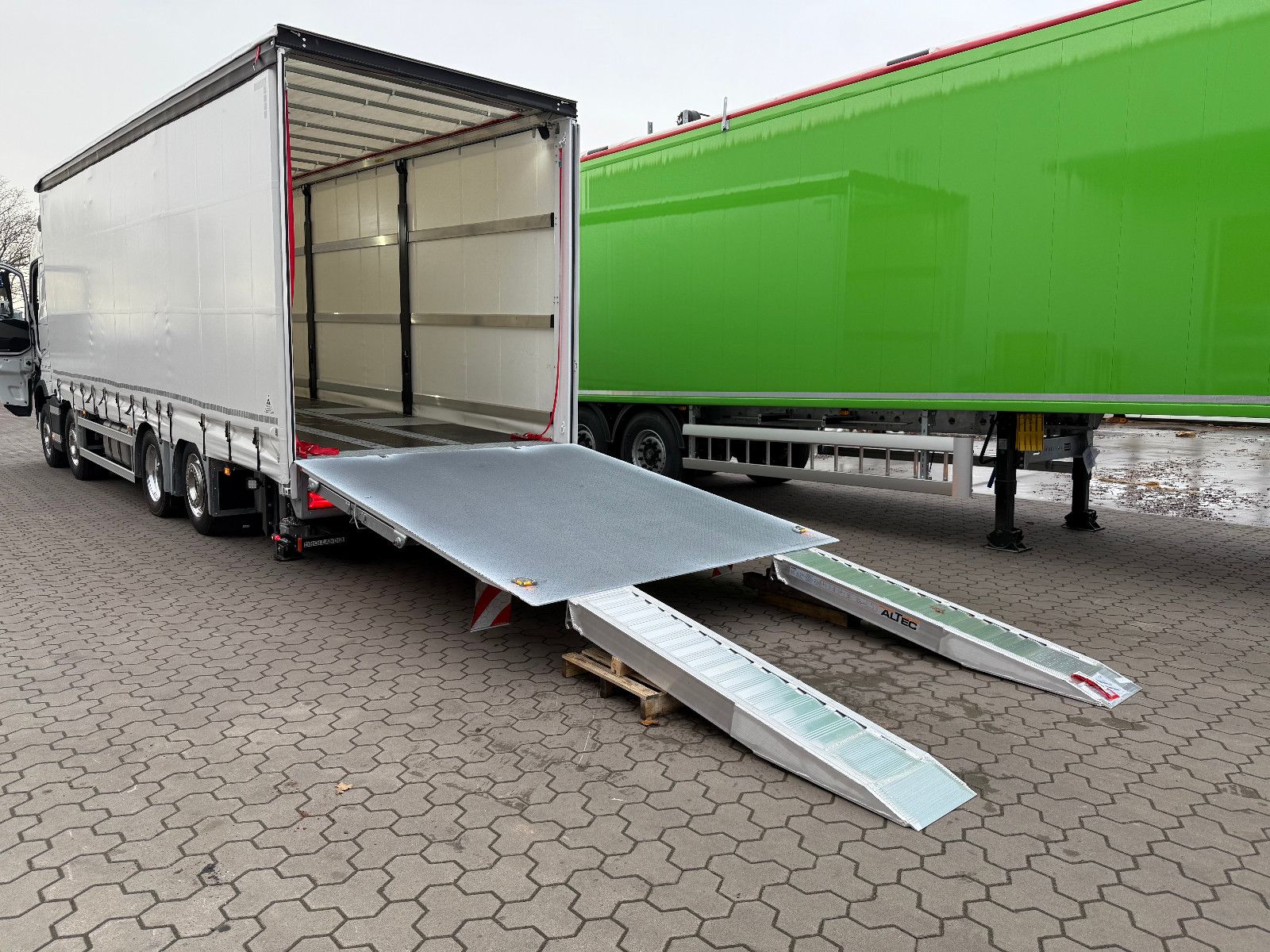 Fahrzeugabbildung Volvo FH 500 8x2 Arbeitsbühnen Transporter LBW 9t