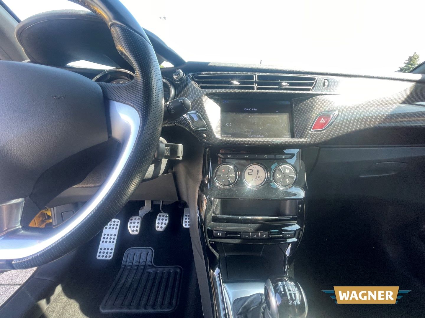 Fahrzeugabbildung Citroën DS3 SportChic Klimaautomatik Bi-Xenon Sportsitze