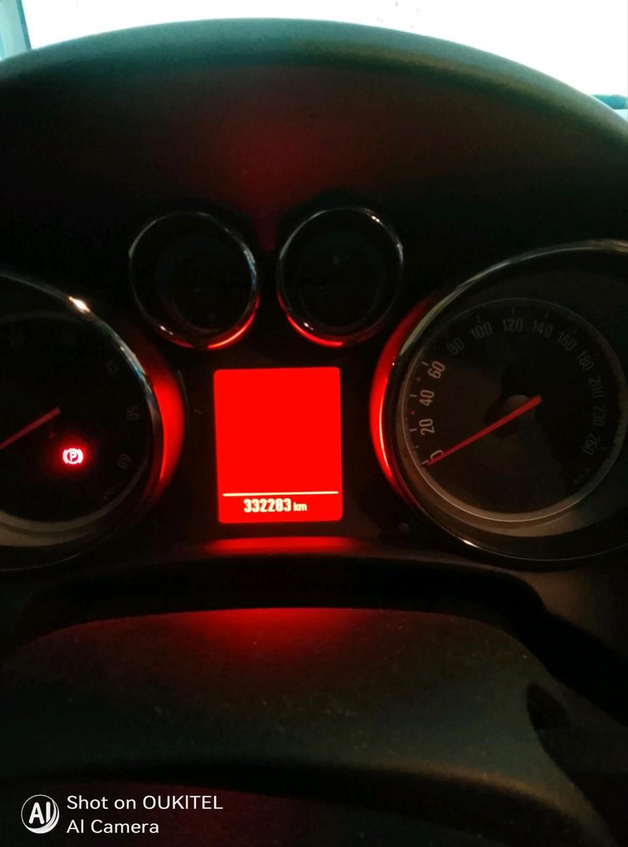 Opel Astra 2011 — interior