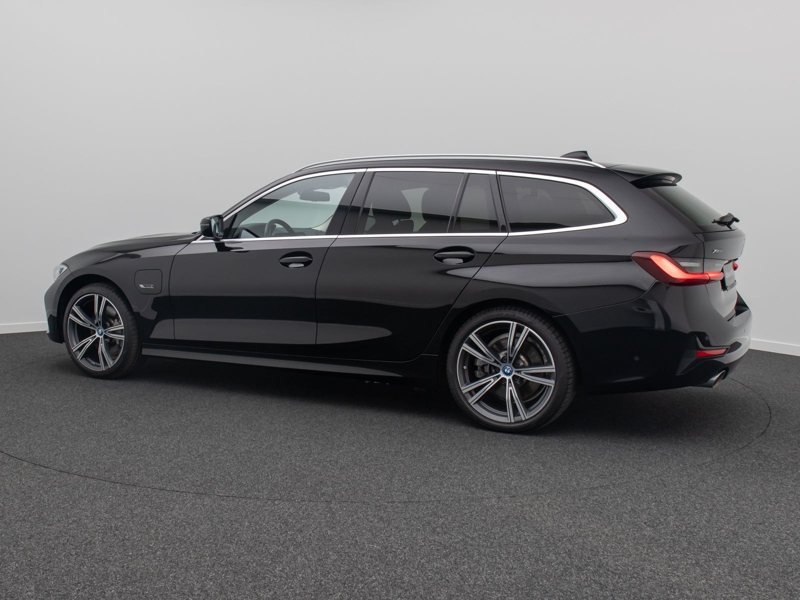 Fahrzeugabbildung BMW 330e xD ACC HUD Kamera DAB Alarm Panorama 19Zoll